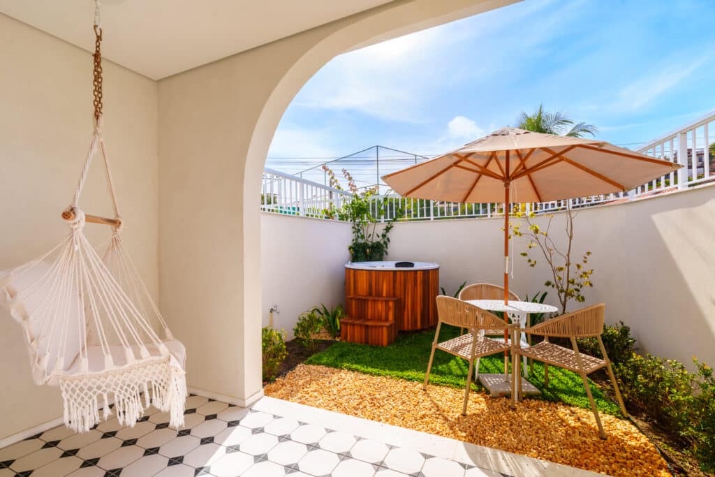 Como é o hotel Santé Vivre L’Expérience Banheira de hidromassagem no quarto do hotel Santé Vivre L’Expérience.