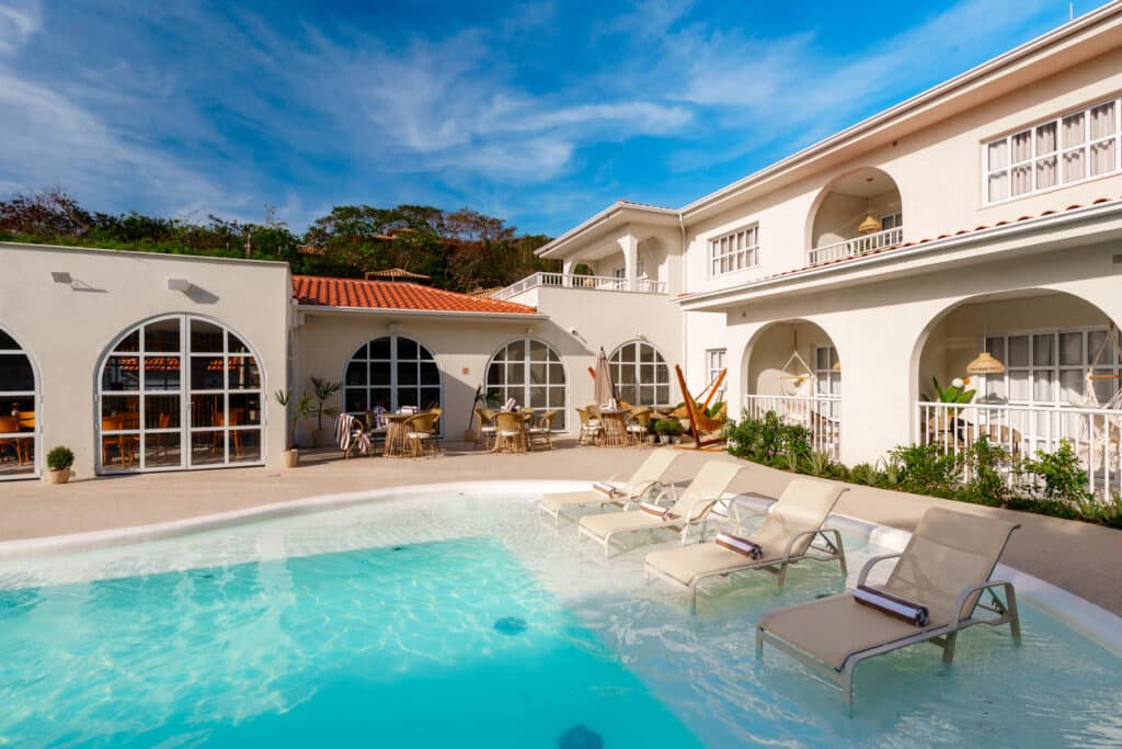 Como é o hotel Santé Vivre L’Expérience Área da piscina do hotel Santé Vivre L’Expérience.