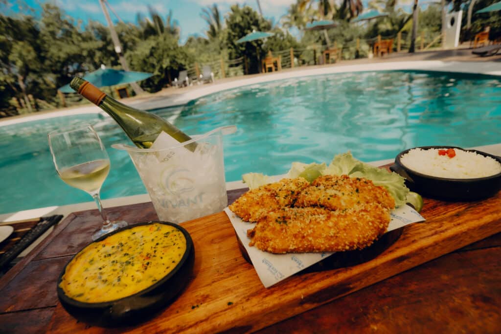 Vivant Eco Beach: como é se hospedar em Taipu de Fora com conforto e natureza preservada Refeição na beira da piscina do Vivant.