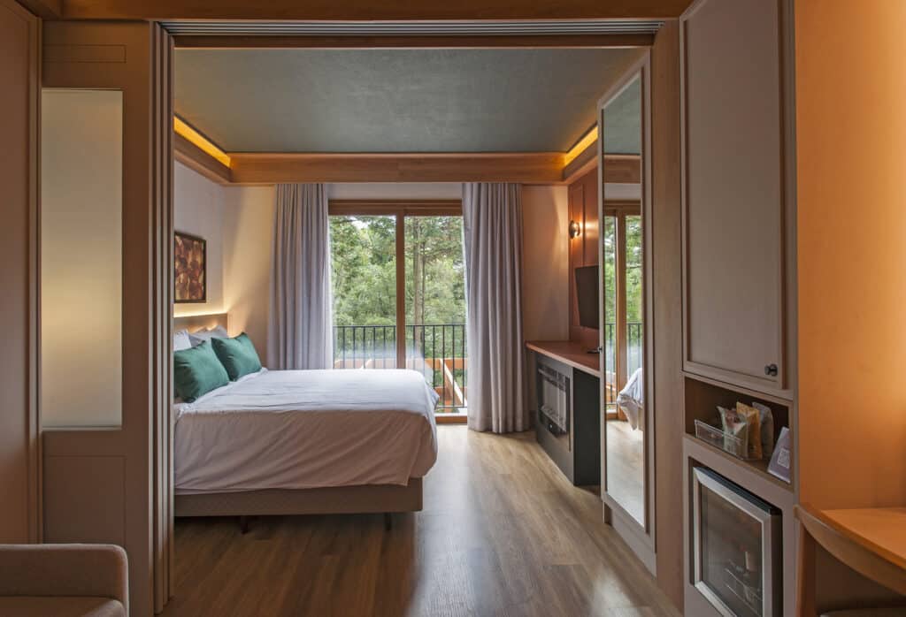 Onde se hospedar em Gramado Quarto espaçoso e cama de casal.