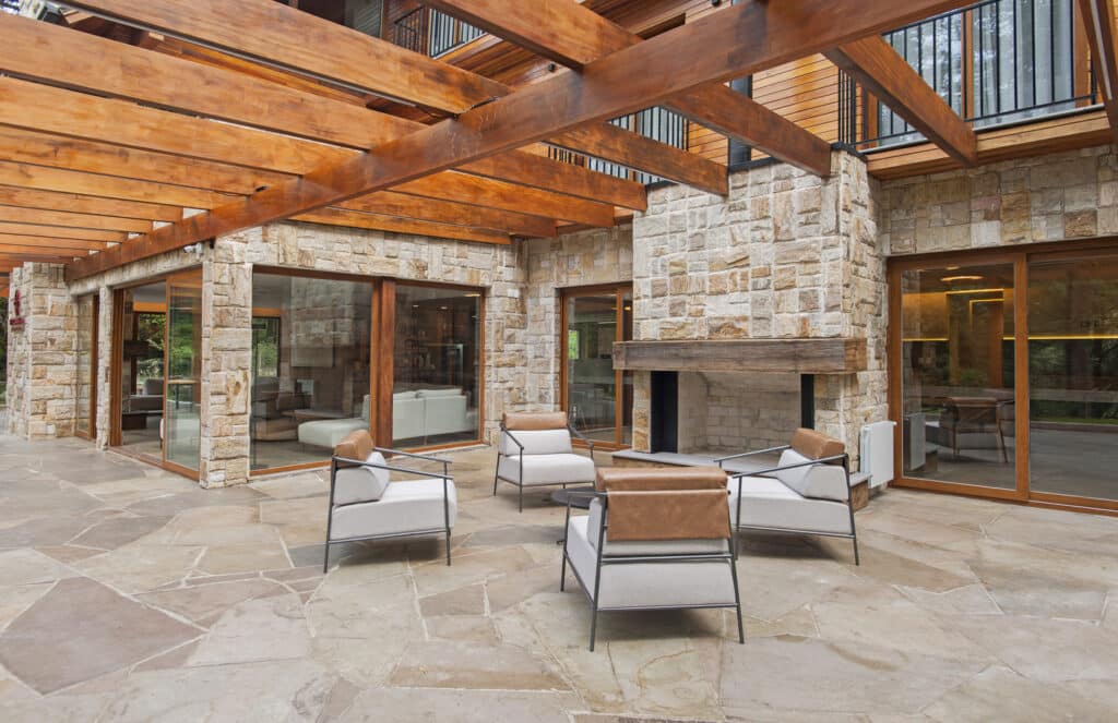 Onde se hospedar em Gramado Área de lazer do Poehma Lago Negro.